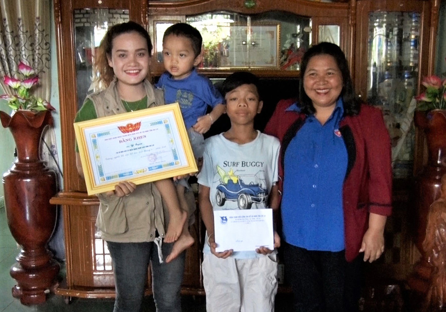 Ca sĩ Y Byen nhận bằng khen của Tỉnh Đoàn Gia Lai về gương người tốt việc tốt. Ảnh: Hà Đức Thành