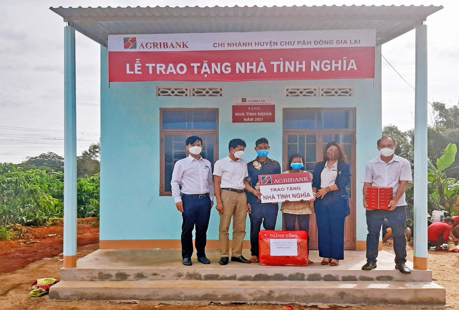 Đại diện Agribank Chư Pah - Đông Gia Lai và chính quyền xã Ia Mơ Nông trao tặng nhà tình nghĩa cho gia đình anh Rơ Chăm Ngun. Ảnh: Sơn Ca