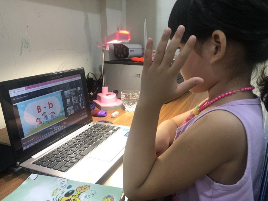 Học trực tuyến, học sinh, đặc biệt trẻ tiểu học, rất cần sự quan tâm của cha mẹ nhưng ở một chừng mực nhất định. Ảnh: Nguyễn Loan Học trực tuyến, học sinh, đặc biệt trẻ tiểu học, rất cần sự quan tâm của cha mẹ nhưng ở một chừng mực nhất định. Ảnh: Nguyễn Loan