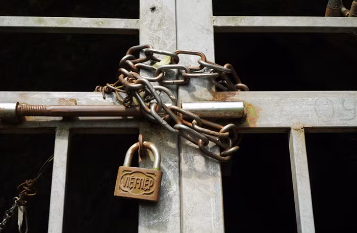 Hang Dơi đã được khóa lại để quản lý.