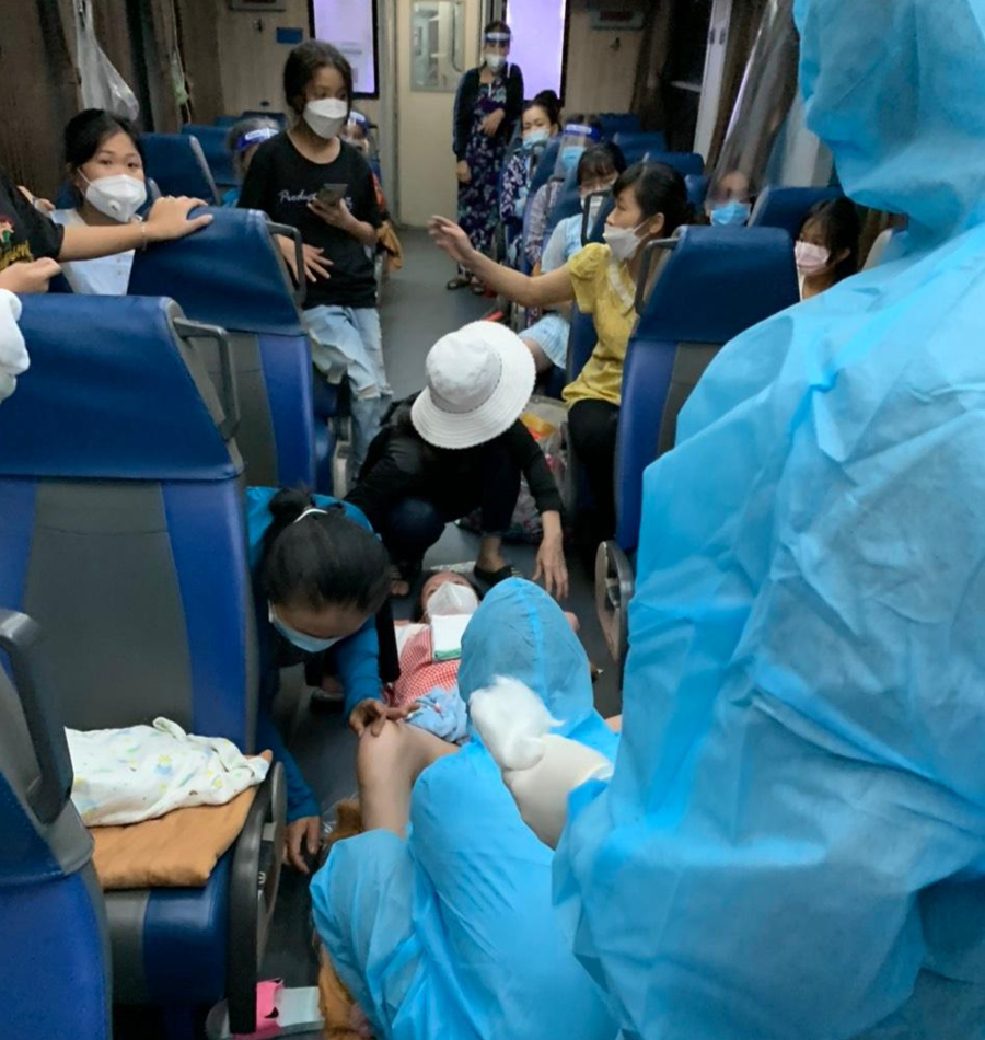 Đỡ đẻ trên tàu. Ảnh: Quang Viên