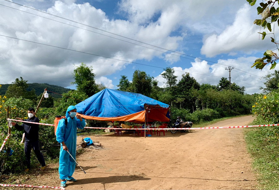 Lực lượng chức năng lập chốt kiểm soát dịch Covid-19 tại xã Hà Bầu (huyện Đak Đoa). Ảnh: Như Nguyện Lực lượng chức năng lập chốt kiểm soát dịch Covid-19 tại xã Hà Bầu (huyện Đak Đoa). Ảnh: Như Nguyện