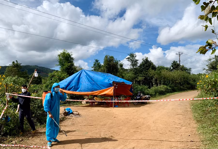 Lực lượng chức năng lập chốt kiểm soát dịch Covid-19 tại xã Hà Bầu (huyện Đak Đoa). Ảnh: Như Nguyện