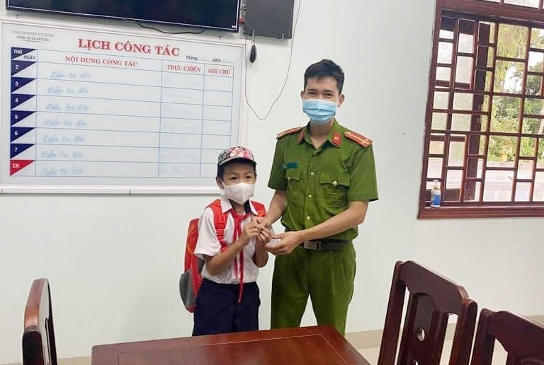 Em Nguyễn Văn Trường trao chiếc nhẫn nhặt được cho Công an xã Duy Hải. Ảnh: Công an xã Duy Hải