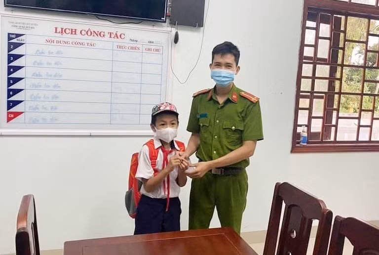 Em Nguyễn Văn Trường trao chiếc nhẫn nhặt được cho Công an xã Duy Hải. Ảnh: Công an xã Duy Hải