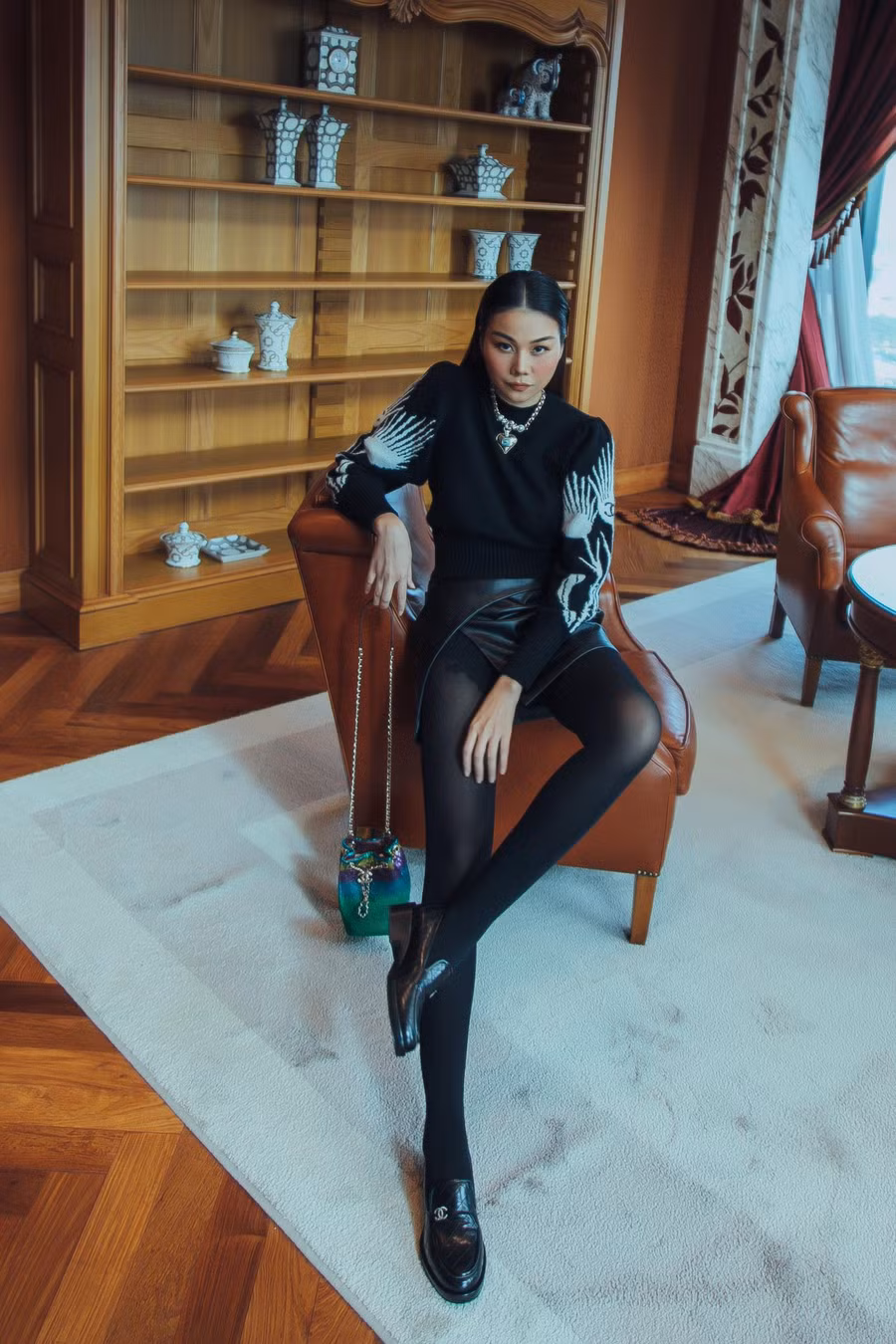 Lợi thế đôi chân dài 1,12m là một điểm nhấn ấn tượng của nữ siêu mẫu bên cạnh nhan sắc xinh đẹp. Chính vì thế, Thanh Hằng luôn biết cách khoe khéo ưu điểm này bằng các mẫu váy ngắn. Ảnh: NVCC Lợi thế đôi chân dài 1,12m là một điểm nhấn ấn tượng của nữ siêu mẫu bên cạnh nhan sắc xinh đẹp. Chính vì thế, Thanh Hằng luôn biết cách khoe khéo ưu điểm này bằng các mẫu váy ngắn. Ảnh: NVCC