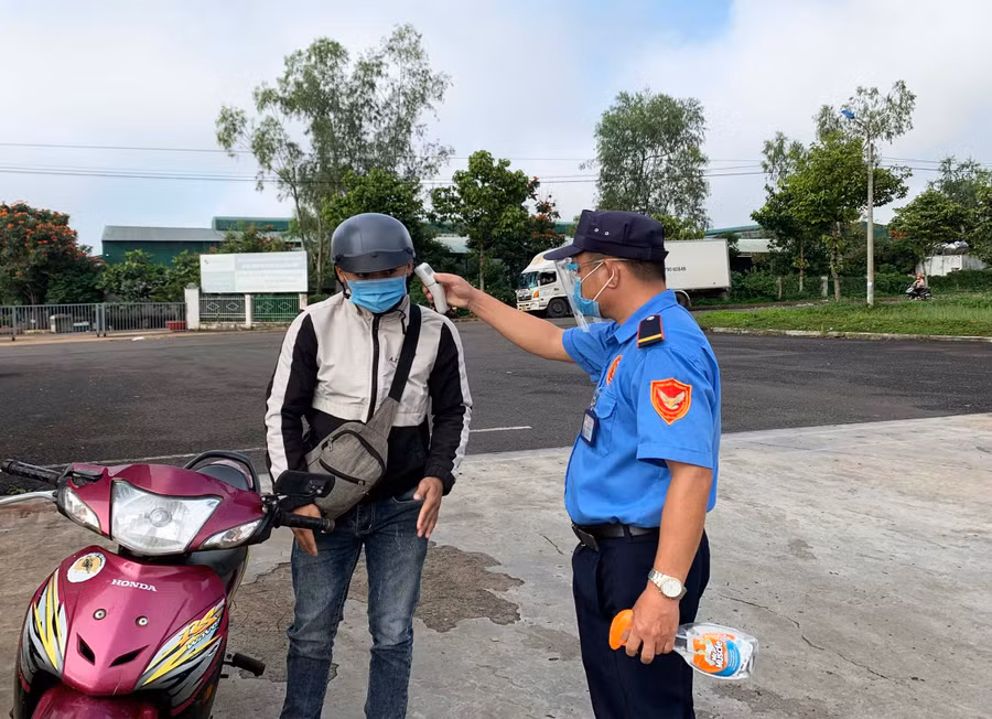  Người dân khai báo y tế tại Trung tâm Y tế TP.Pleiku. Ảnh: Như Nguyện