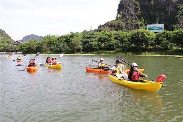 Du khách trải nghiệm chèo thuyền kayak tại Tràng An. Ảnh: Đức Phương/TTXVN
