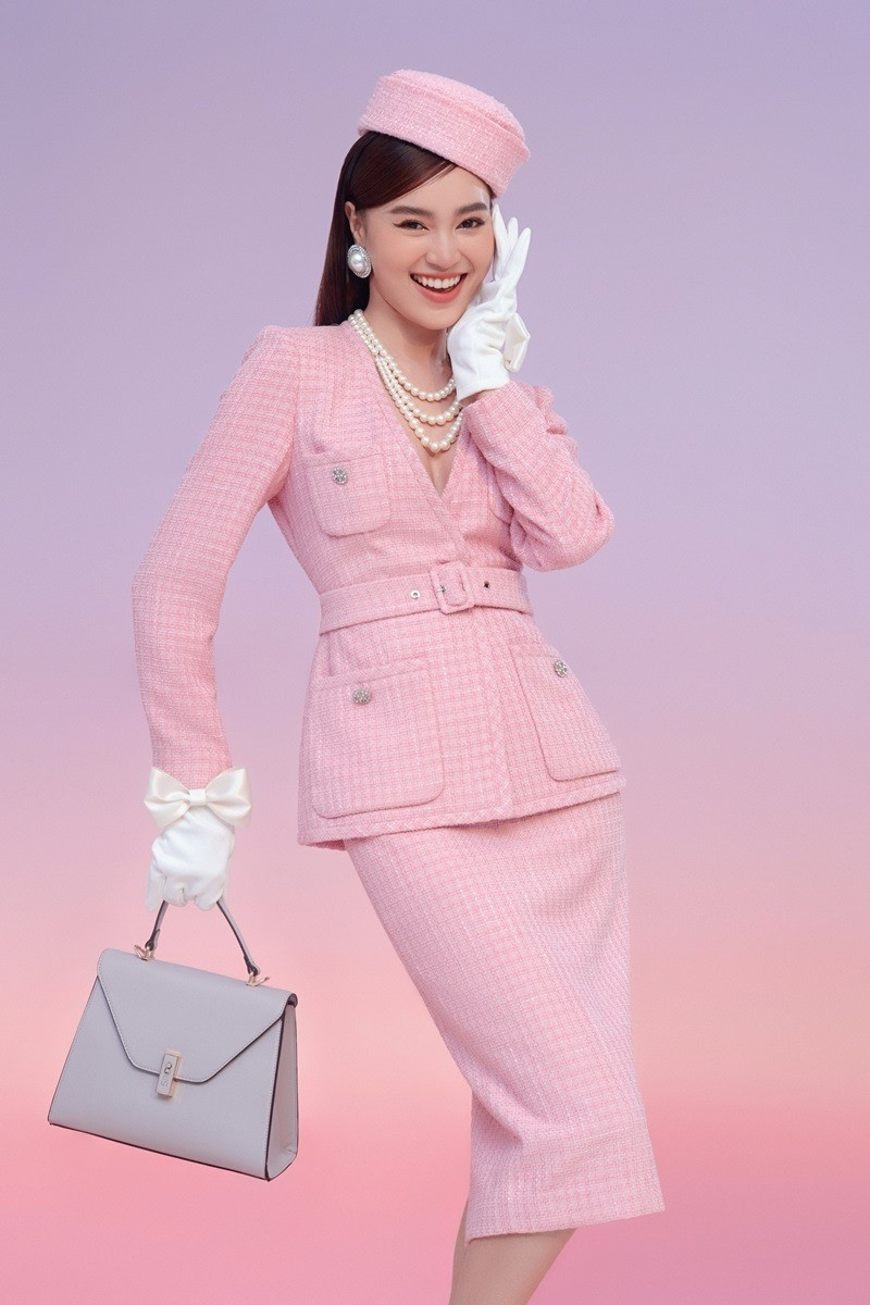 Ninh Dương Lan Ngọc diện trang phục mang màu sắc tươi sáng, thể hiện thông điệp năng lượng sống tích cực, tinh thần lạc quan sau quãng thời gian dài chịu ảnh hưởng vì dịch.