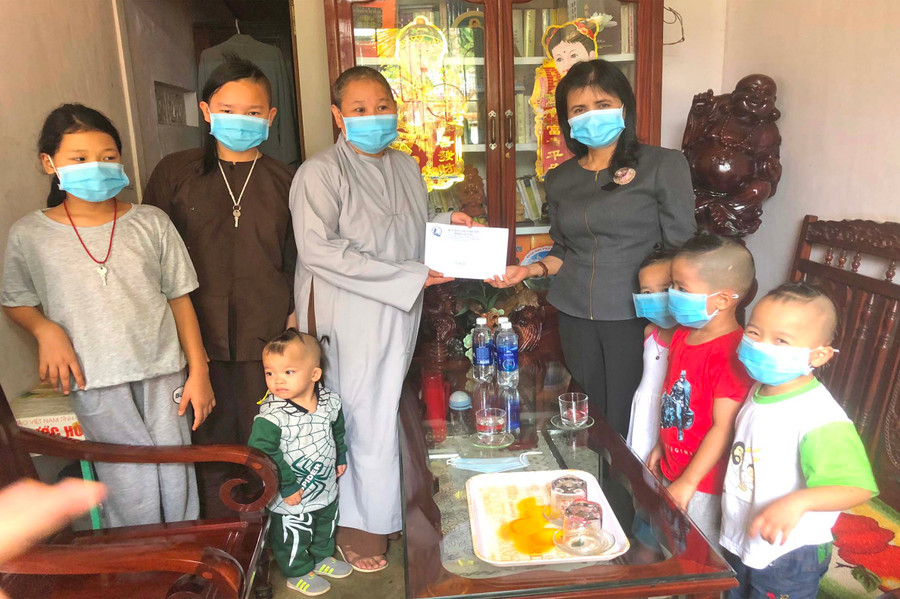 Bà Rcom Sa Duyên (bìa phải)-Giám đốc Sở Lao động-Thương binh và Xã hội tặng quà cho trẻ em mồ côi tại chùa Bửu Châu (TP. Pleiku) từ nguồn vận động hỗ trợ. Ảnh: Đinh Yến