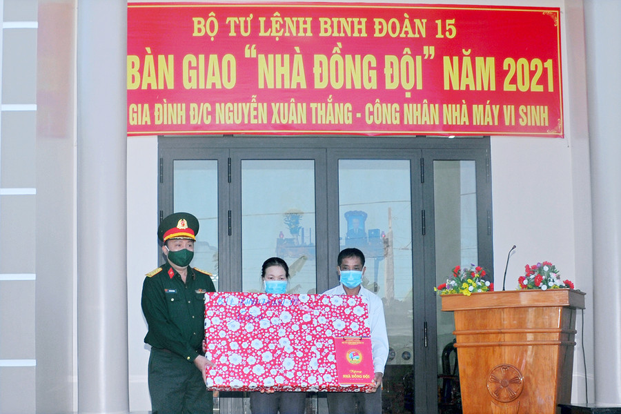 Đại diện lãnh đạo Binh đoàn 15 tặng quà cho gia đình anh Nguyễn Xuân Thắng. Ảnh: Nguyễn Ngọc Sơn Ảnh: Nguyễn Ngọc Sơn