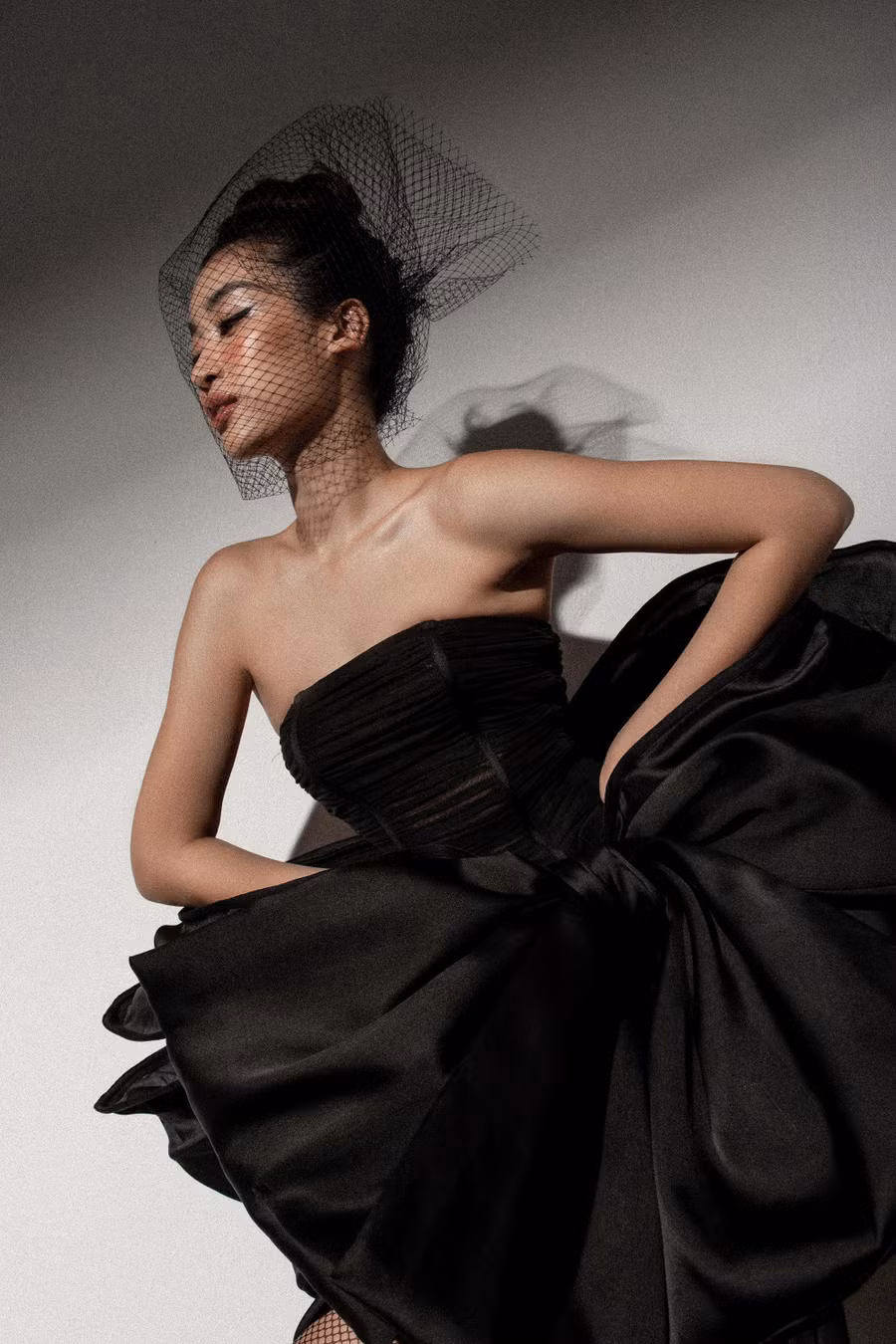 Đỗ Mỹ Linh rất yêu thích sự thanh lịch và trang nhã nhưng cô vẫn đồng ý khoác lên người những bộ trang phục có thiết kế táo bạo và gợi cảm. Người đẹp cho biết: 