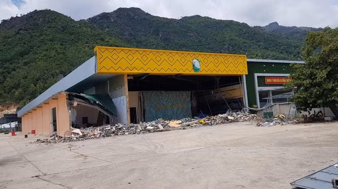 Một công trình chuyên bán hàng cho khách TQ có sai phạm bị cưỡng chế. Ảnh: Hiền Lương