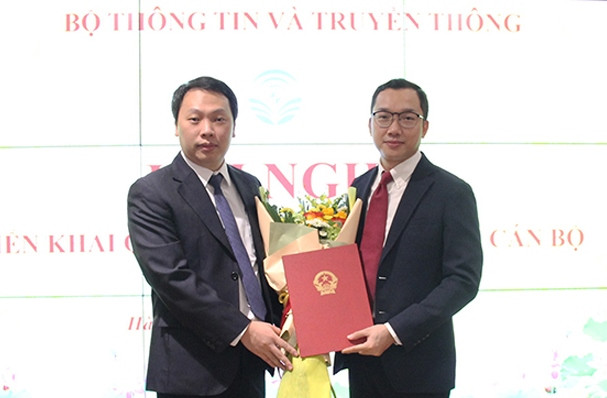 Thứ trưởng Nguyễn Huy Dũng trao quyết định và chúc mừng đồng chí Hoàng Minh Tiến.