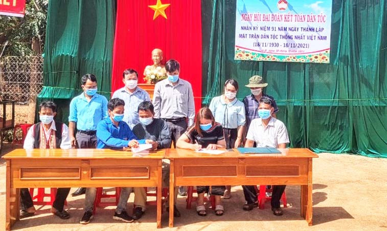 Đại diện các hộ dân ký cam kết thi đua năm 2022. Ảnh: Lương Minh