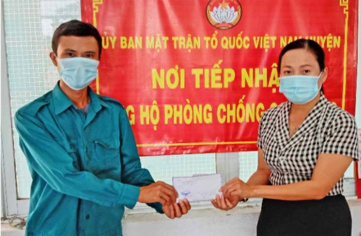 Gia đình anh Nguyễn Thanh Tú (xã Phú Cần, huyện Krông Pa) đã 2 lần ủng hộ số tiền hơn 40 triệu đồng cùng địa phương phòng-chống dịch Covid-19. Ảnh: Nguyễn Chi