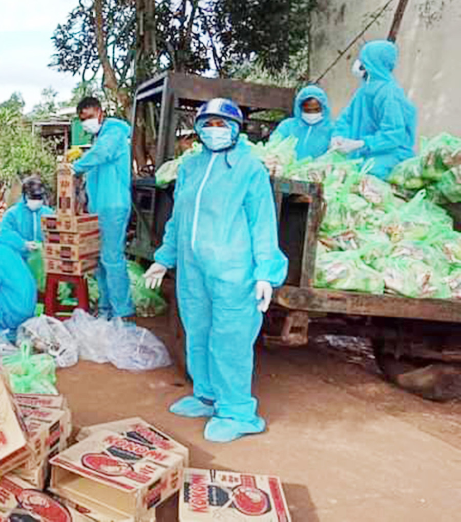 3 Các lực lượng hỗ trợ lương thực, thực phẩm cho người dân trong khu phong tỏa xã Hà Bầu Ảnh Nguyễn Diệp.jpg