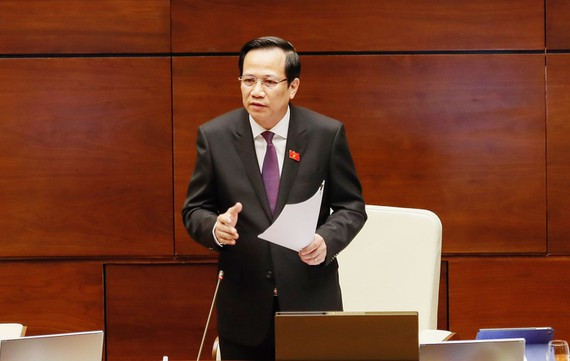 Bộ trưởng Bộ LĐTB-XH Đào Ngọc Dung trả lời chất vấn, chiều 10-11-2021. Ảnh: Quang Phu1c