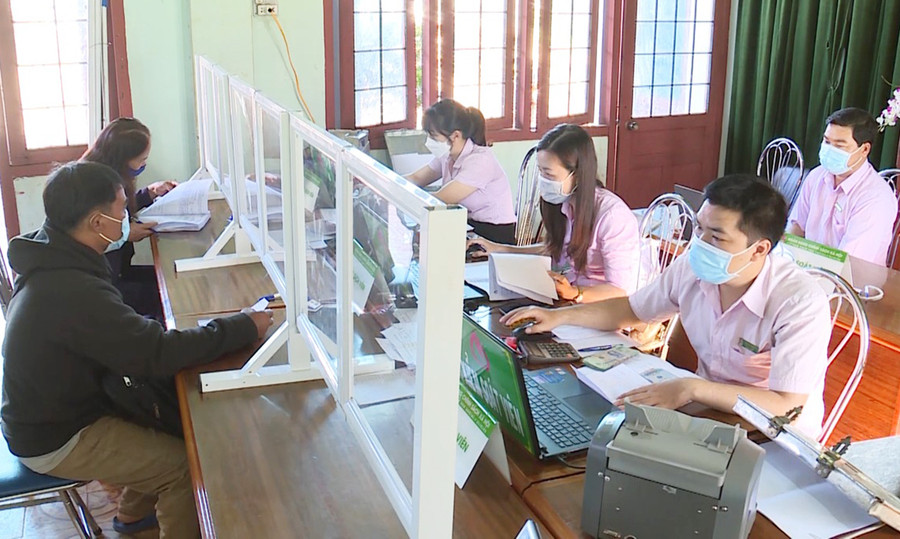 Phòng Giao dịch Ngân hàng Chính sách Xã hội huyện Mang Yang tổ chức phiên giao dịch tại xã Đak Yă đảm bảo quy định về phòng-chống dịch. Ảnh: Sơn Ca Phòng Giao dịch Ngân hàng Chính sách Xã hội huyện Mang Yang tổ chức phiên giao dịch tại xã Đak Yă đảm bảo quy định về phòng-chống dịch. Ảnh: Sơn Ca