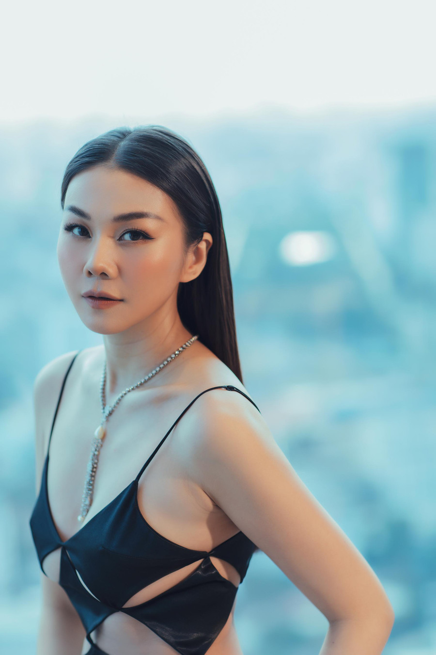 Mẫu thiết kế này giúp cô không chỉ phô diễn được đôi vai gầy, eo thon mà còn "đốt mắt" người nhìn bởi vòng 1 gợi cảm. Bên cạnh đó, việc kết hợp với kiểu tóc ép thẳng rẽ ngôi càng tăng thêm sự sang trọng và quý phái. Ảnh: NVCC Mẫu thiết kế này giúp cô không chỉ phô diễn được đôi vai gầy, eo thon mà còn