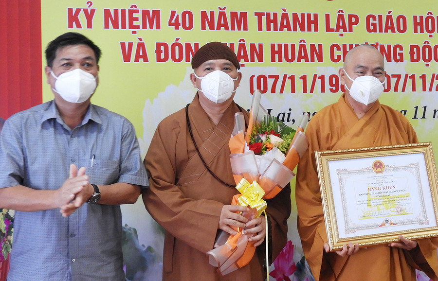 Phó Chủ tịch UBND tỉnh Kpă Thuyên (thứ nhất từ trái sang) trao bằng khen của Chủ tịch UBND tỉnh cho tập thể Ban Trị sự Giáo hội Phật giáo Việt Nam tỉnh. Ảnh: Thanh Nhật Phó Chủ tịch UBND tỉnh Kpă Thuyên (thứ nhất từ trái sang) trao Bằng khen của Chủ tịch UBND tỉnh cho tập thể Ban Trị sự Giáo hội Phật giáo Việt Nam tỉnh