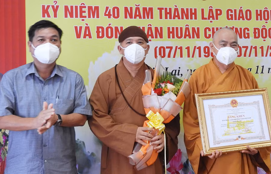 Phó Chủ tịch UBND tỉnh Kpă Thuyên (thứ nhất từ trái sang) trao Bằng khen của Chủ tịch UBND tỉnh cho tập thể Ban Trị sự Giáo hội Phật giáo Việt Nam tỉnh