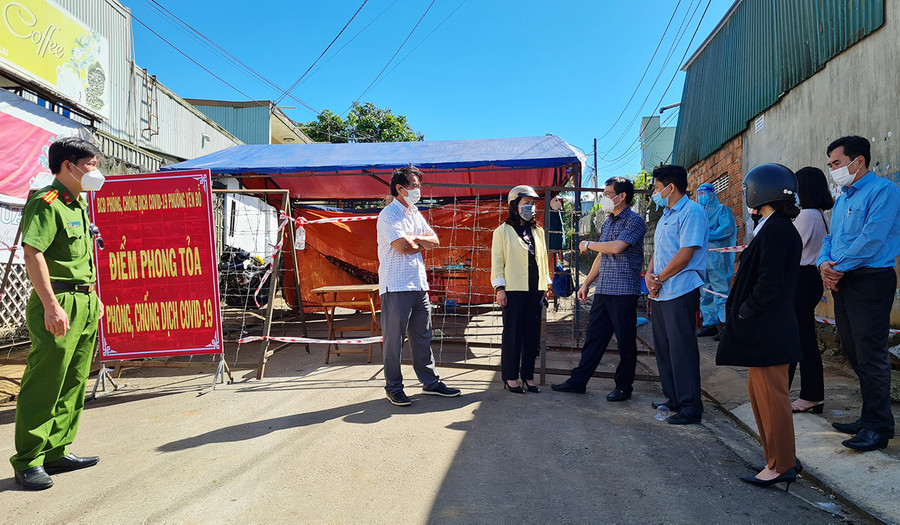 Đoàn công tác kiểm tra điểm phong tỏa thôn Pleiku Roh (phường Yên Đỗ, TP. Pleiku). Ảnh: Bá Bính Lãnh đạo thành phố Pleiku kiểm tra điểm phong tỏa thôn Pleiku Roh (phường Yên Đổ, TP. Pleiku). Ảnh: Bá Bính