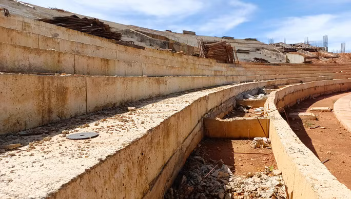 Các vị trí khán đài C và Đ vẫn đang chờ đắp đất nền và thi công dầm.