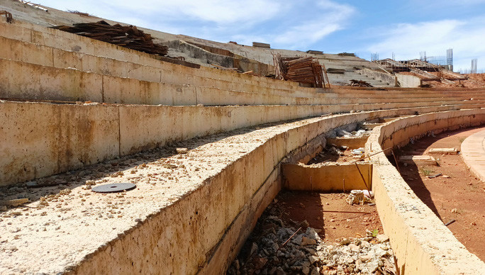 Các vị trí khán đài C và Đ vẫn đang chờ đắp đất nền và thi công dầm.