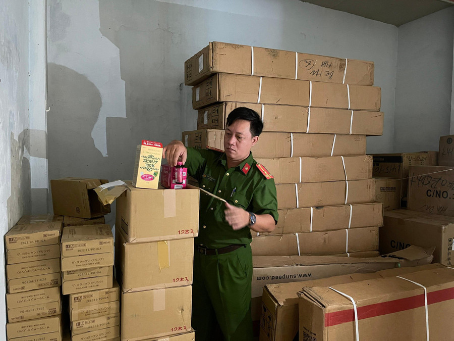 Kiểm đếm số hàng hóa thu giữ từ toa tàu- Ảnh: Văn Tiến Kiểm đếm số hàng hóa thu giữ từ toa tàu- Ảnh: VĂN TIẾN