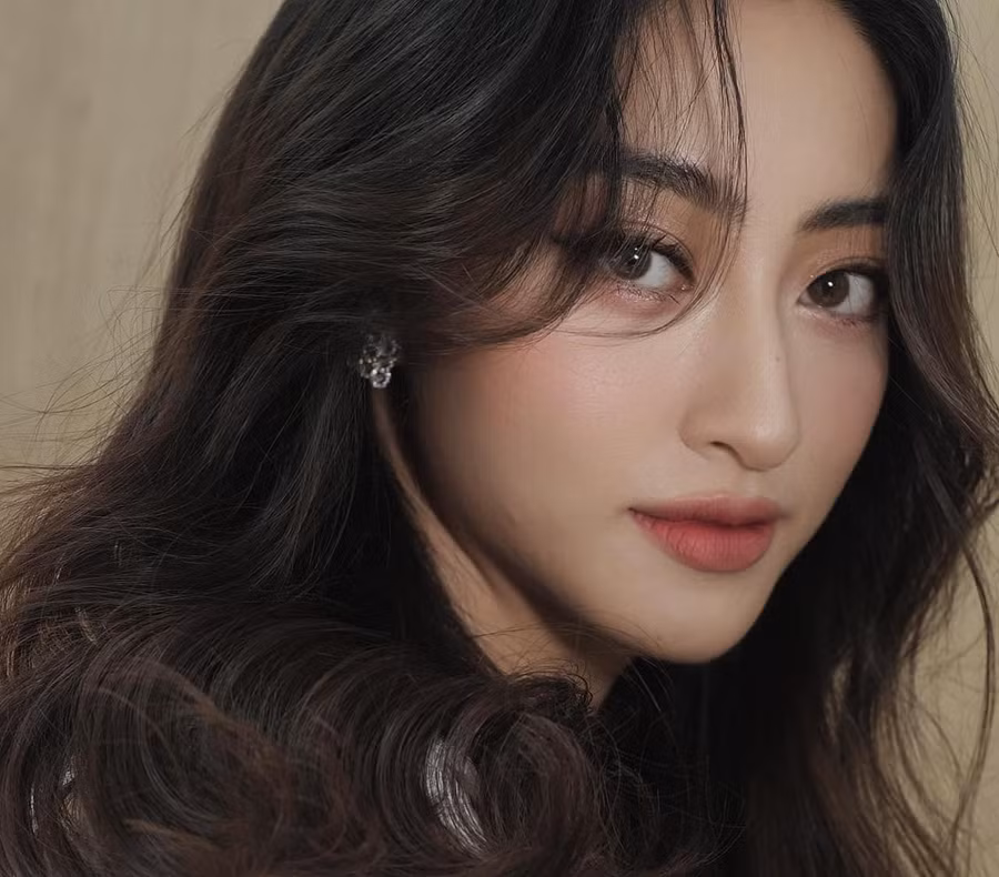 Hoa hậu Lương Thùy Linh sở hữu đôi chân dài 1m22 cùng số đo 3 vòng 88-62-95 cm. Ảnh: FBNV