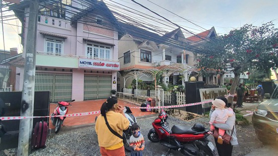  Chính quyền địa phương di dời người dân và du khách ra khỏi khu vực nguy hiểm. Ảnh: Đoàn Kiên