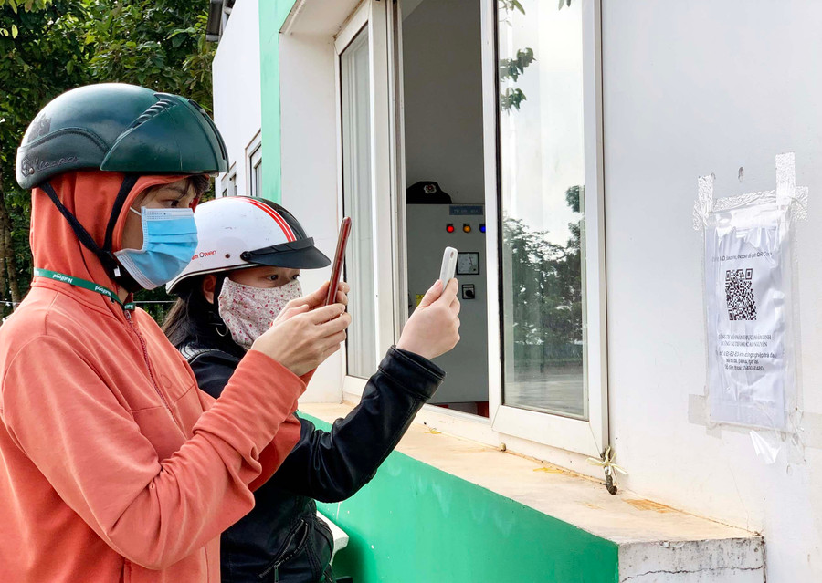 Người dân cần khai báo y tế, quét mã QR khi đến các địa điểm để góp phòng-chống dịch hiệu quả. Ảnh: Như Nguyện Người dân cần khai báo y tế , quét mã QR khi đến các địa điểm để góp phòng-chống dịch hiệu quả. ẢNh: Như Nguyện