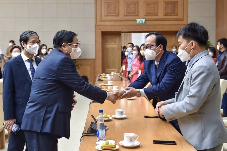 Thủ tướng Phạm Minh Chính chào mừng các đại biểu đến dự cuộc gặp mặt nhân Ngày 20.11 - Ảnh Nhật Bắc