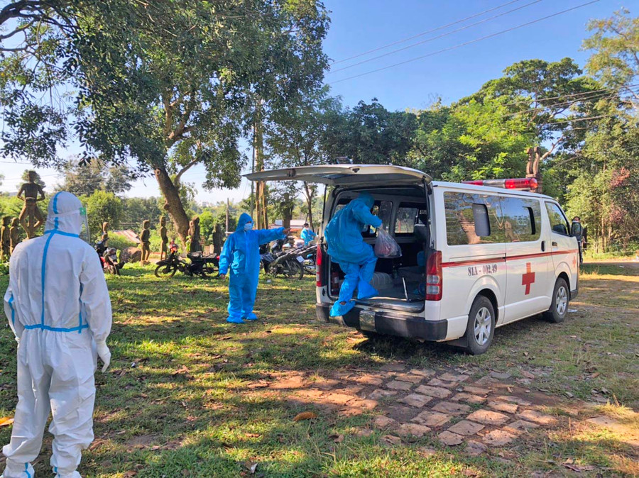 Lực lượng chức năng đưa 2 F0 trốn viện về lại nơi điều trị. Ảnh: Như Nguyện