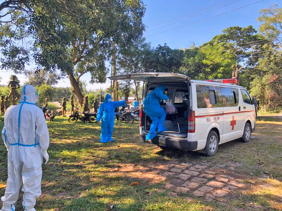 Lực lượng chức năng đưa 2 F0 trốn viện về lại nơi điều trị. Ảnh: Như Nguyện