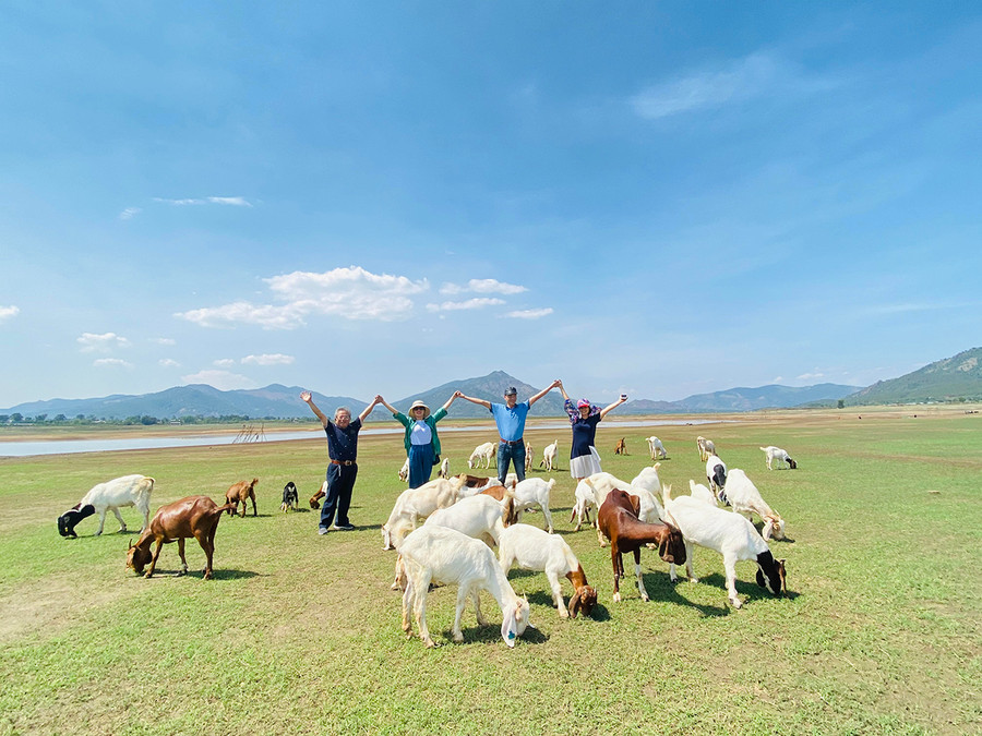Du khách đến tham quan, ngắm cảnh tại bãi bồi hồ Ia Nâm, xã Tân Sơn. Ảnh: Đào An Duyên Du khách chụp ảnh tại Bãi Bồi, Tân Sơn. Ảnh: Phương Linh