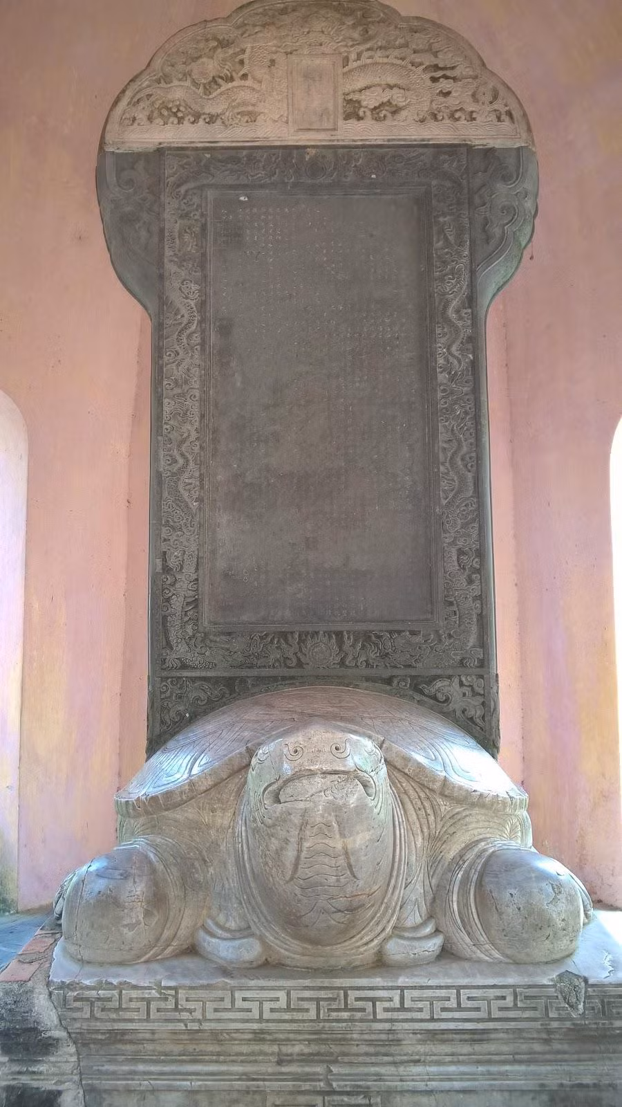  Bia “Ngự kiến Thiên Mụ tự” của chúa Nguyễn Phúc Chu. Ảnh: T.L