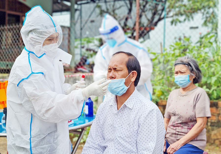 Nhân viên y tế lấy mẫu xét nghiệm cho người dân TP. Pleiku. Ảnh: Bá Bính Nhân viên y tế lấy mẫu xét nghiệm cho người dân TP. Pleiku. Ảnh: Bá Bính