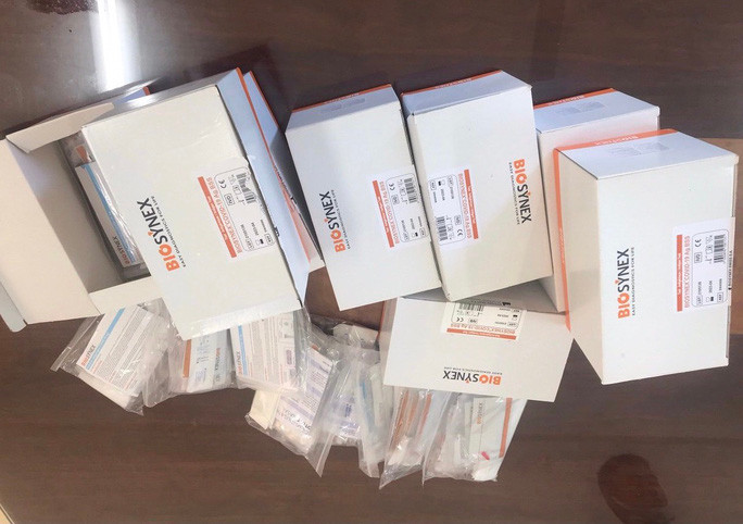 Hàng trăm bộ kit test nhanh SARS-CoV-2 trôi nổi được thu giữ Hàng trăm bộ kit test nhanh SARS-CoV-2 trôi nổi được thu giữ