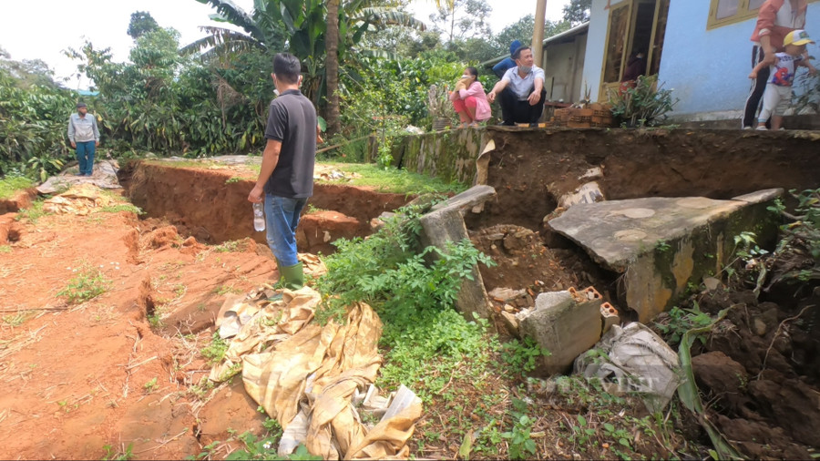 Phía trước căn nhà của người dân bị sụt lún sâu đế 1m khiến người dân vô cùng lo lắng, căn nhà có thể bị kéo theo bất cứ lúc nào. Ảnh: Văn Long Phía trước căn nhà của người dân bị sụt lún sâu đế 1m khiến người dân vô cùng lo lắng, căn nhà có thể bị kéo theo bất cứ lúc nào. Ảnh: Văn Long.