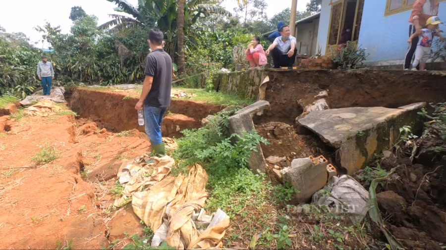 Phía trước căn nhà của người dân bị sụt lún sâu đế 1m khiến người dân vô cùng lo lắng, căn nhà có thể bị kéo theo bất cứ lúc nào. Ảnh: Văn Long.