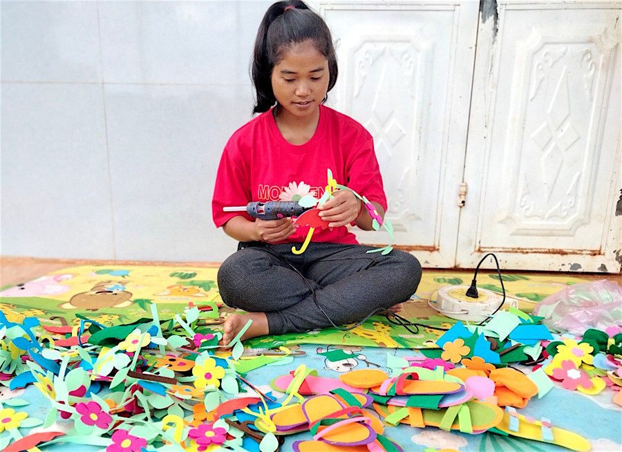 3- Mỗi khi nhớ nghề, chị Rơ Mah Khưng lại bày biện dụng cụ ra làm đồ chơi, đồ dùng học tập cho trẻ. Ảnh: Hồng Thi.