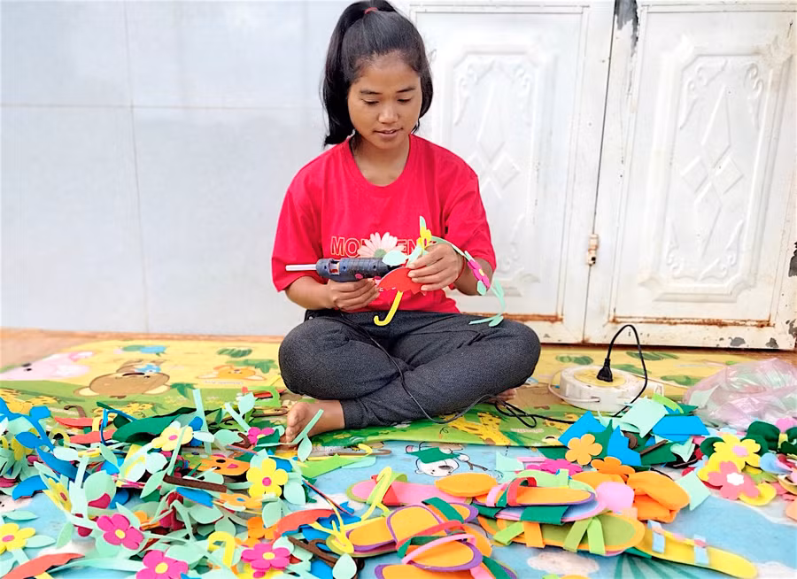 3- Mỗi khi nhớ nghề, chị Rơ Mah Khưng lại bày biện dụng cụ ra làm đồ chơi, đồ dùng học tập cho trẻ. Ảnh: Hồng Thi.