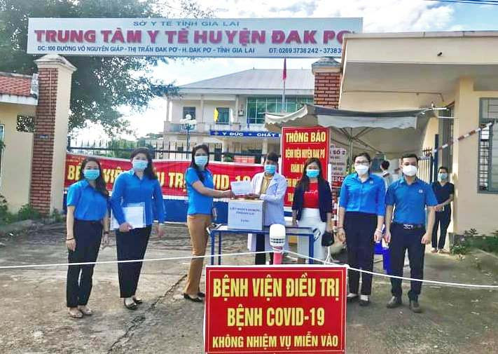 Bà Trần Lệ Nhung (thứ 3 từ trái sang)-Chủ tịch Liên đoàn Lao động tỉnh tặng quà cho đội ngũ y -bác sĩ ở Đak Pơ. Ảnh: Đinh Yến