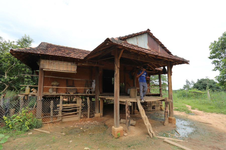 Một ngôi nhà hiếm hoi còn có thể sử dụng để ở tại làng Kon Sơ Lăl cũ. Ảnh: Lê Gia