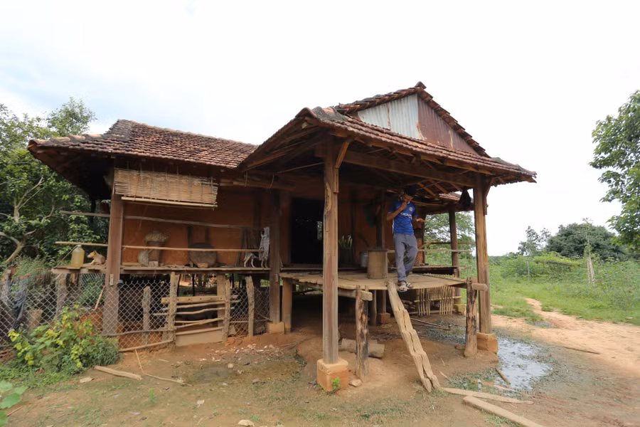 Một ngôi nhà hiếm hoi còn có thể sử dụng để ở tại làng Kon Sơ Lăl cũ. Ảnh: Lê Gia