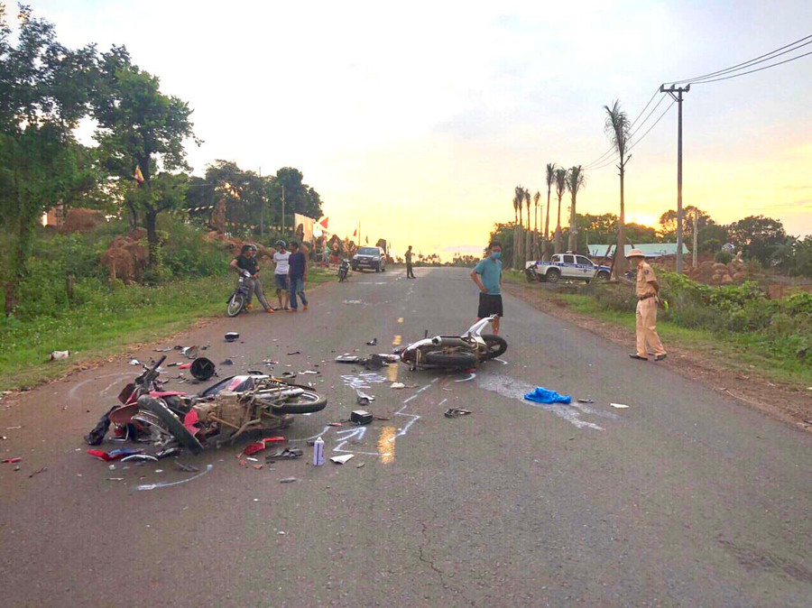 Một vụ tai nạn giao thông xảy ra trên quốc lộ 25 đoạn qua trung tâm xã Hbông, huyện Chư Sê. Ảnh: Hải Lê