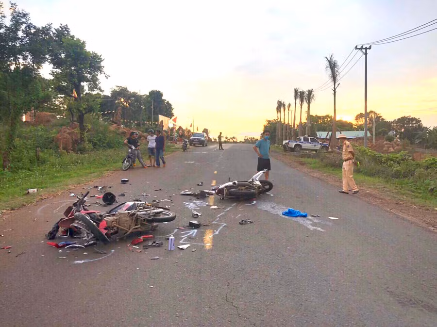 Một vụ tai nạn giao thông xảy ra trên quốc lộ 25 đoạn qua trung tâm xã Hbông, huyện Chư Sê. Ảnh: Hải Lê