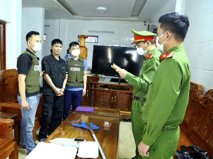 Cơ quan công an đọc lệnh bắt và khám xét chỗ ở đối với Nguyễn Văn Dũng (Ảnh Công an Hà Tĩnh)